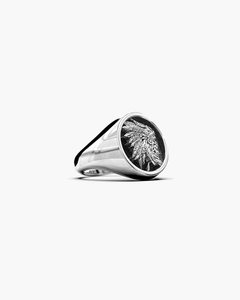 ANILLO CHEVALIER REDONDO LISO CON DECORACIÓN