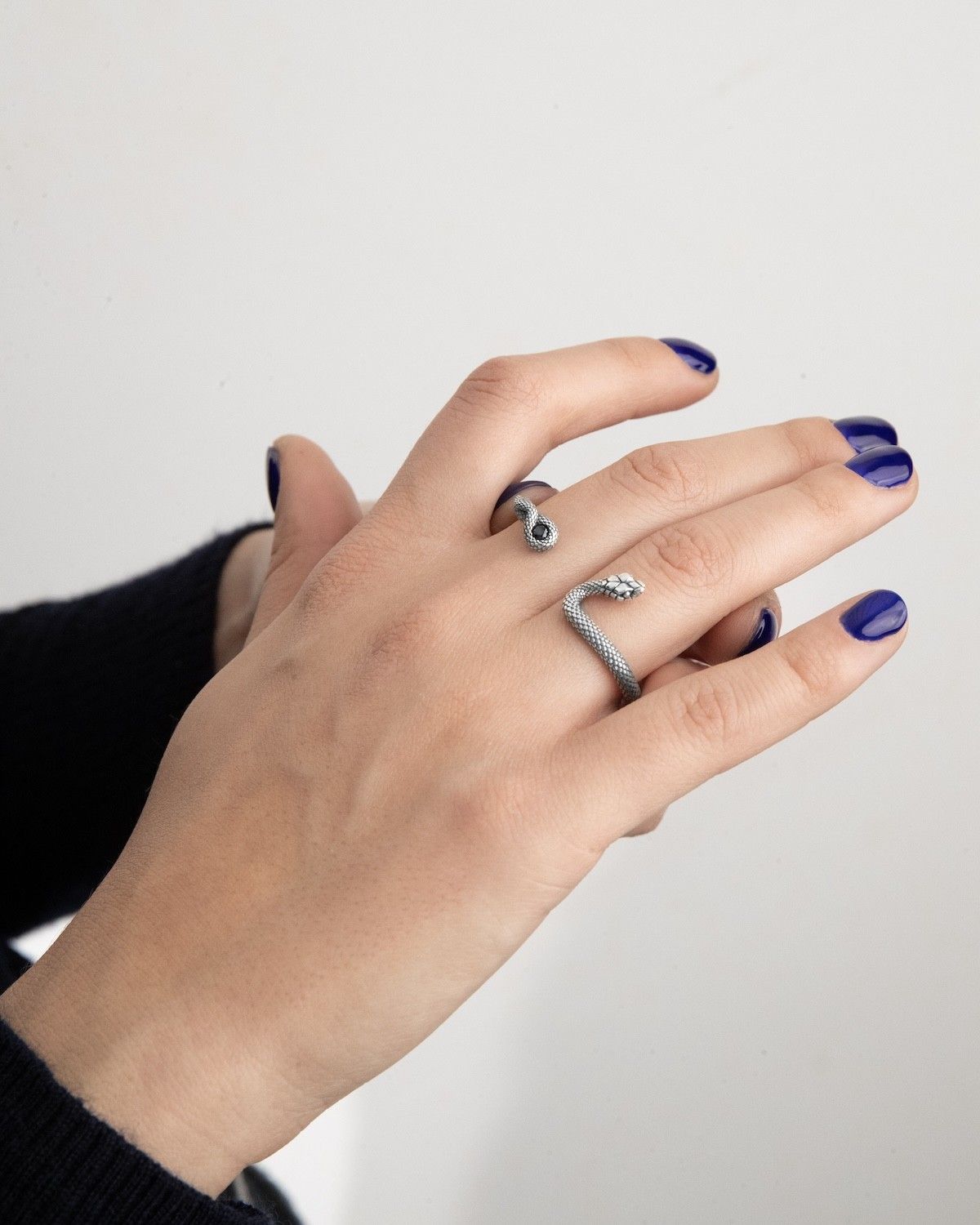 RING ZWEI FINGER SNAKE TWINS MIT SCHWARZEN STEIN