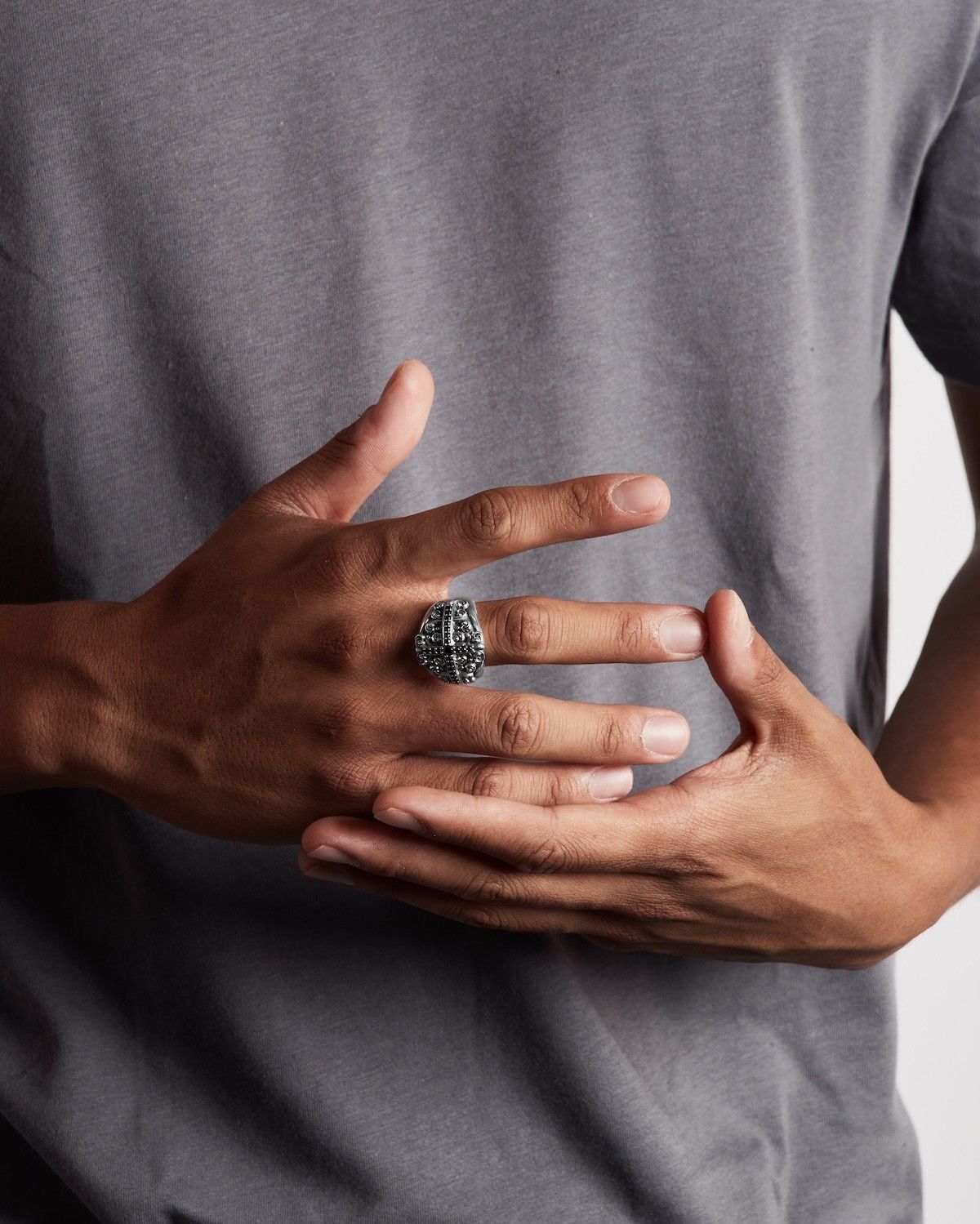 HERENCIA SIGNET RING WITH BLACK STONED CROSS – Nove25