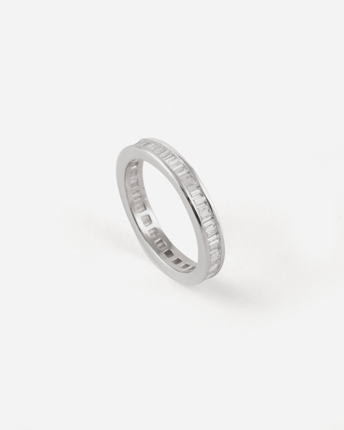 SILBERNER BAGUETTE-BANDRING MIT BRILLANTEN