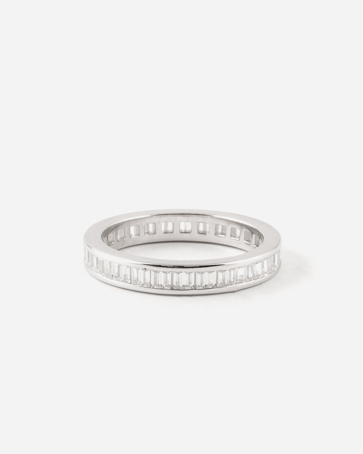 SILBERNER BAGUETTE-BANDRING MIT BRILLANTEN
