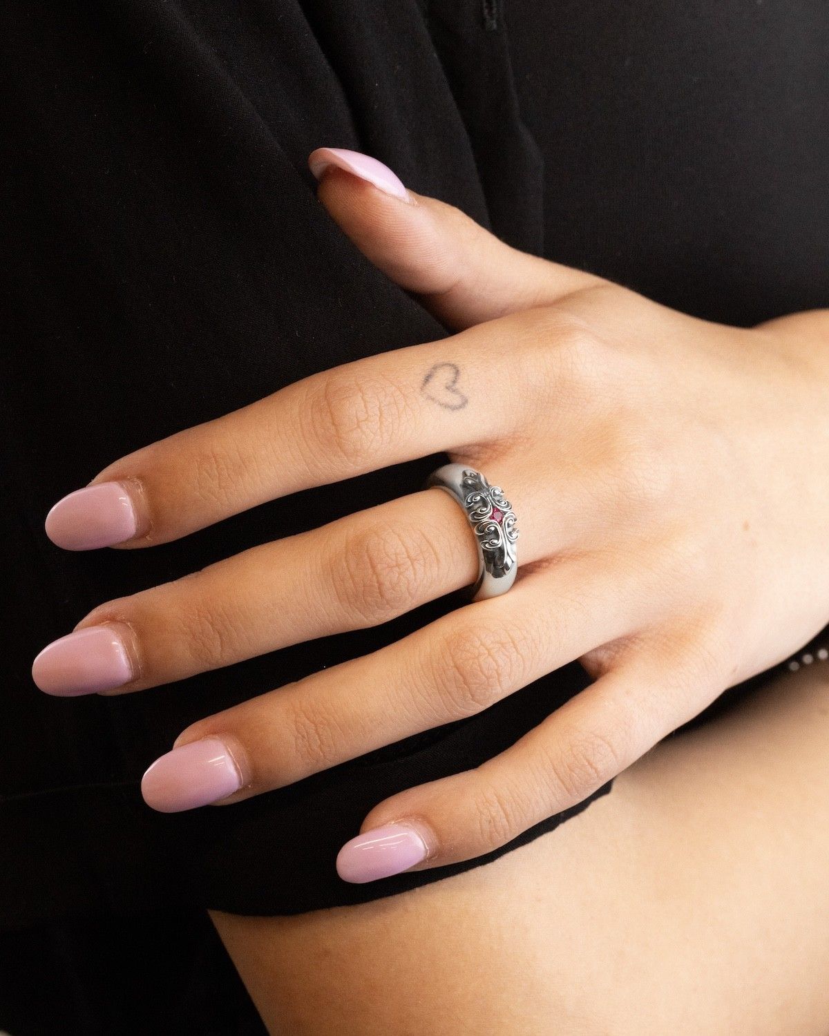 BAGUE FAMILIA BOLD AVEC PIERRE ROUGE