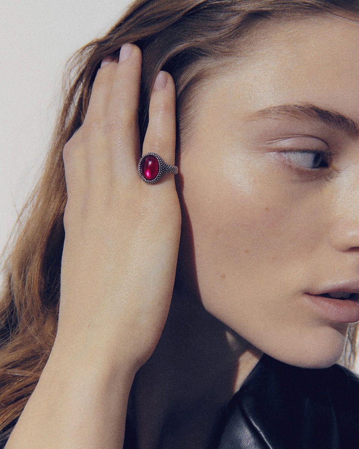 ANELLO CHEVALIER OVALE PUNTINATO CON PIETRA ROSSA