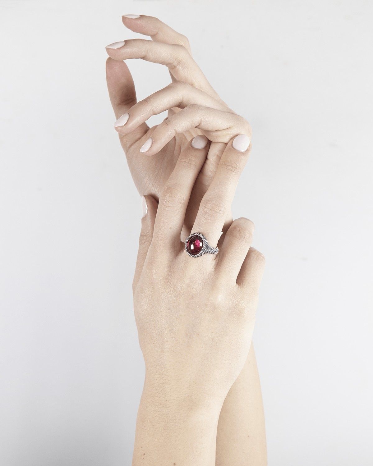 ANELLO CHEVALIER OVALE PUNTINATO CON PIETRA ROSSA