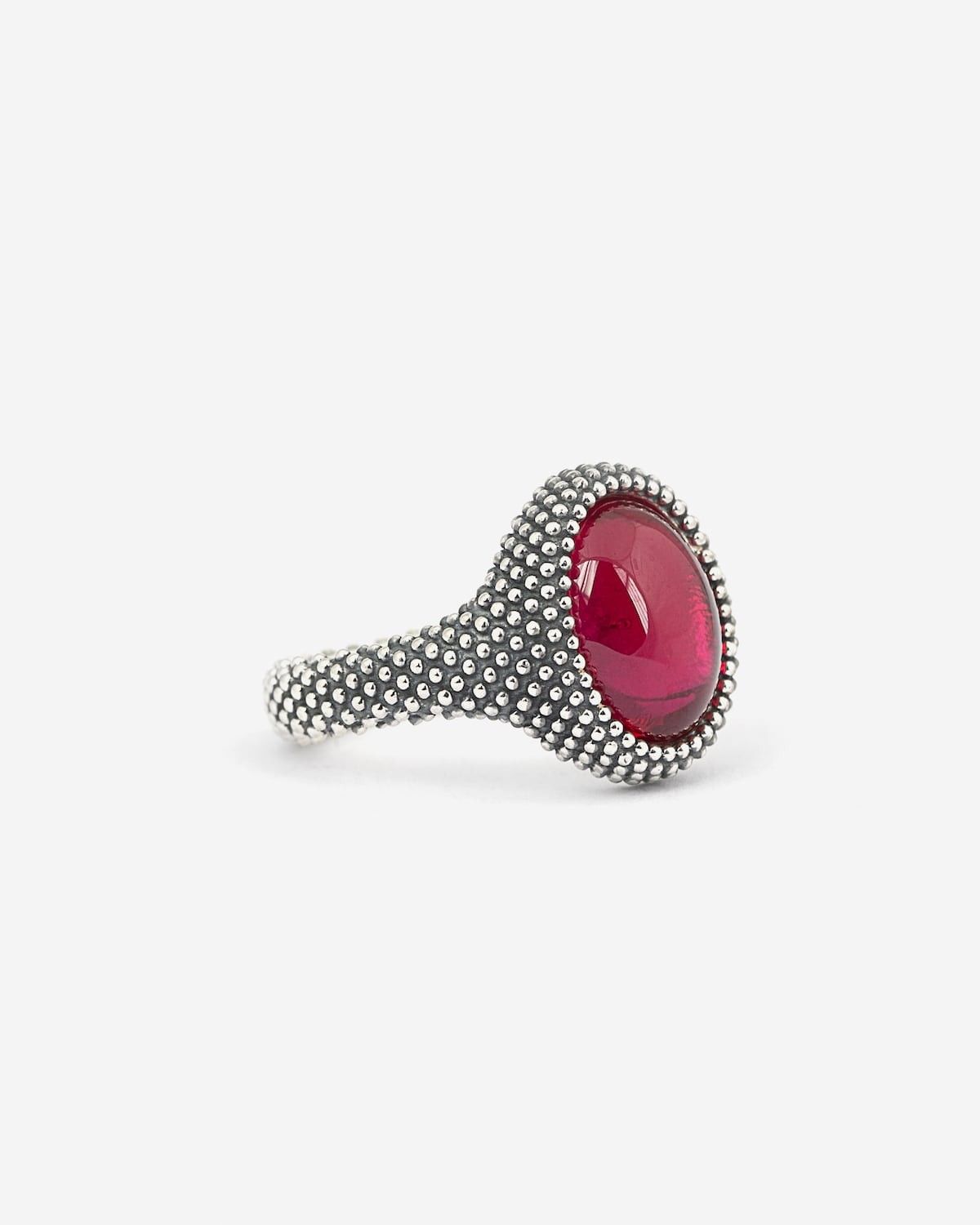 ANELLO CHEVALIER OVALE PUNTINATO CON PIETRA ROSSA