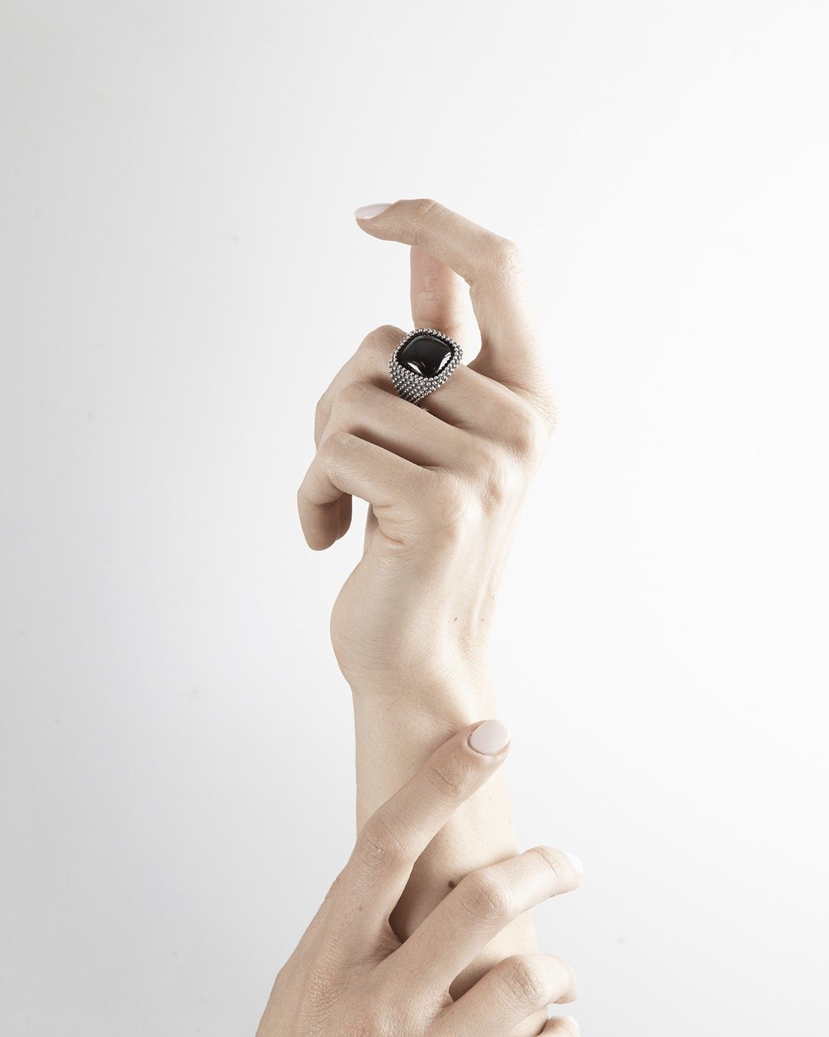 DOTTED SQUARE ONYX SIGNET RING – Nove25