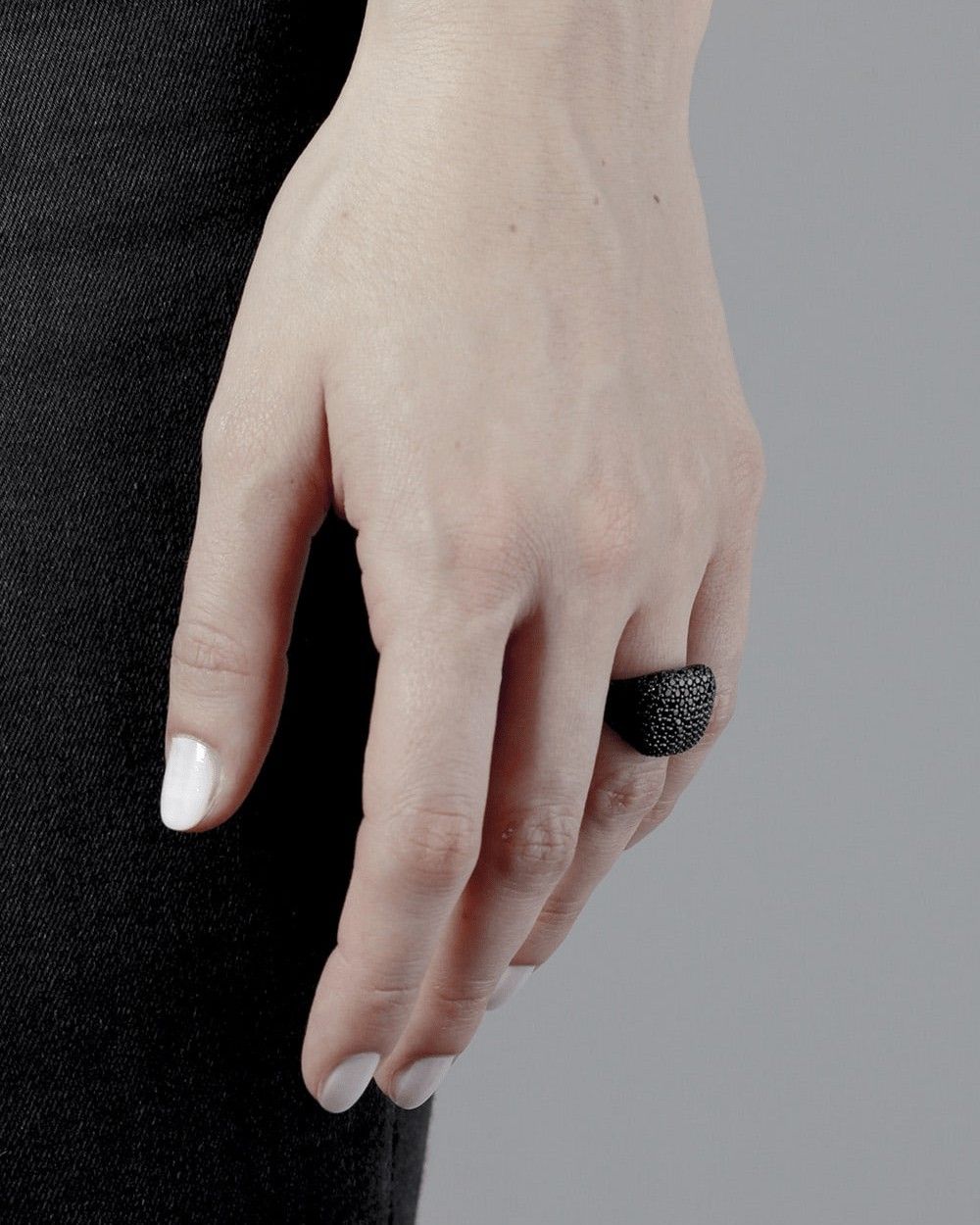 CHEVALIÈRE CARRÉE NOIR AVEC ZIRCON CUBIQUE