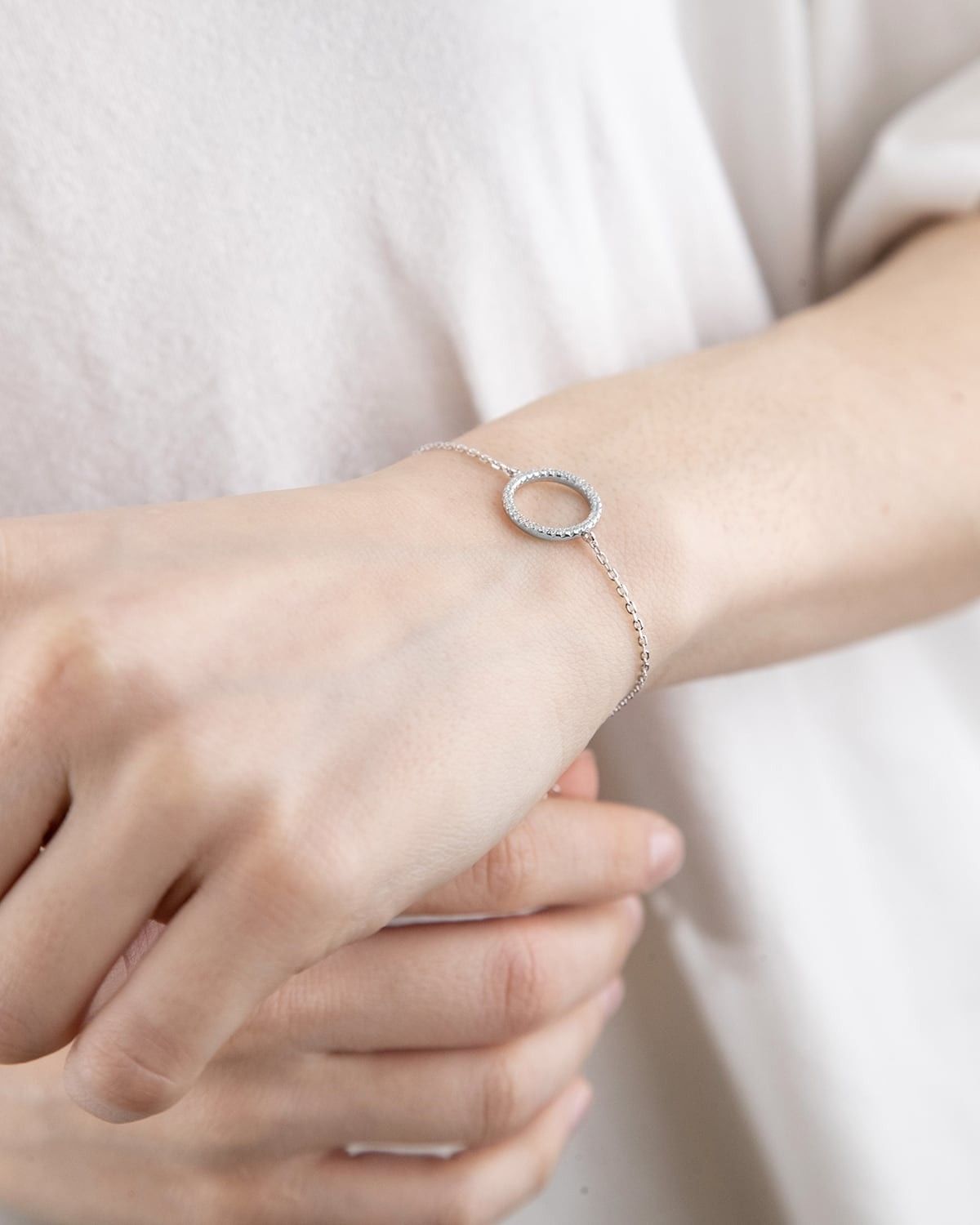 BRACELET CERCLE AVEC ZIRCON CUBIQUE / RHODIUM BLANC