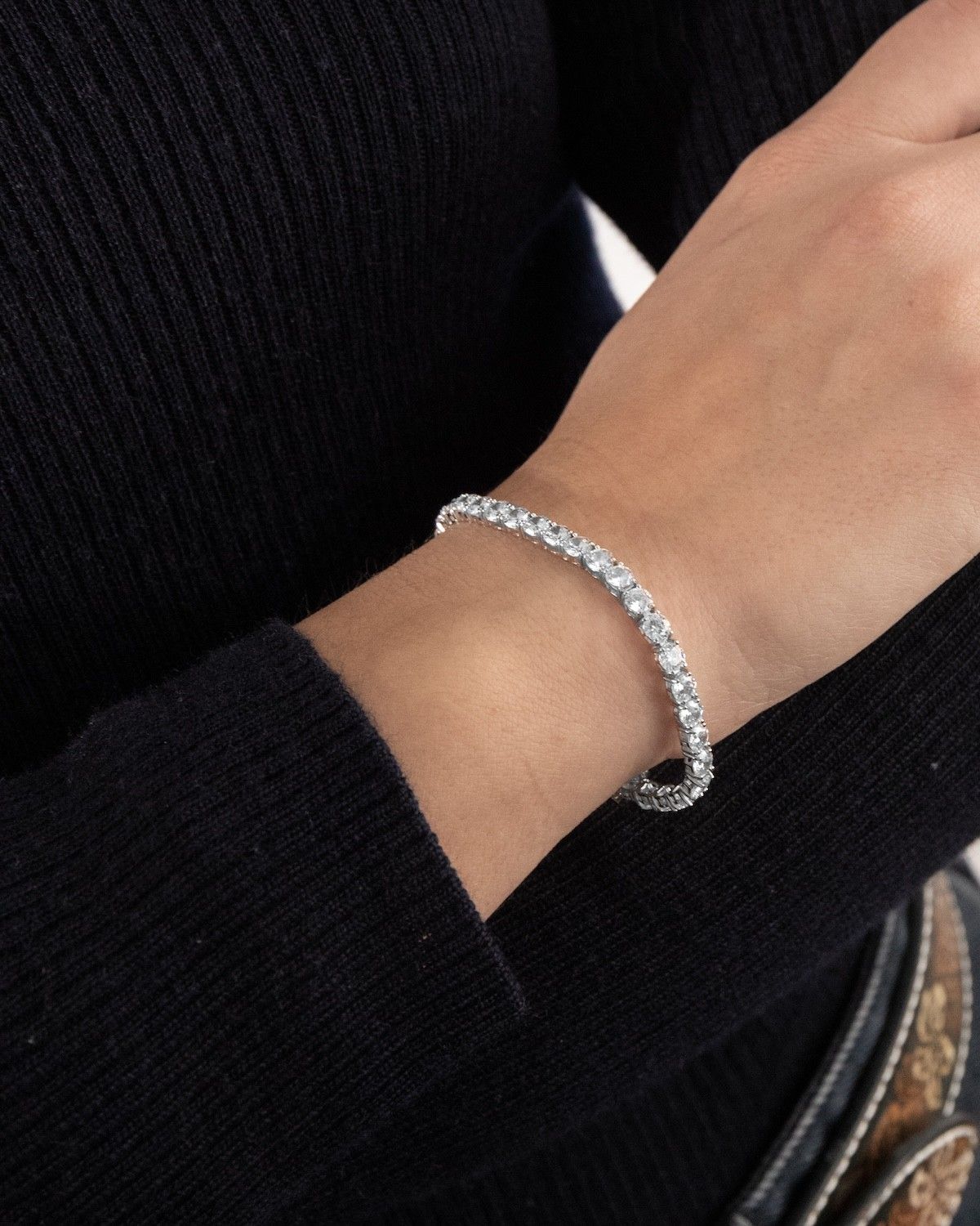 ICY BUDS TENNIS BRACELET WITH WHITE STONES
