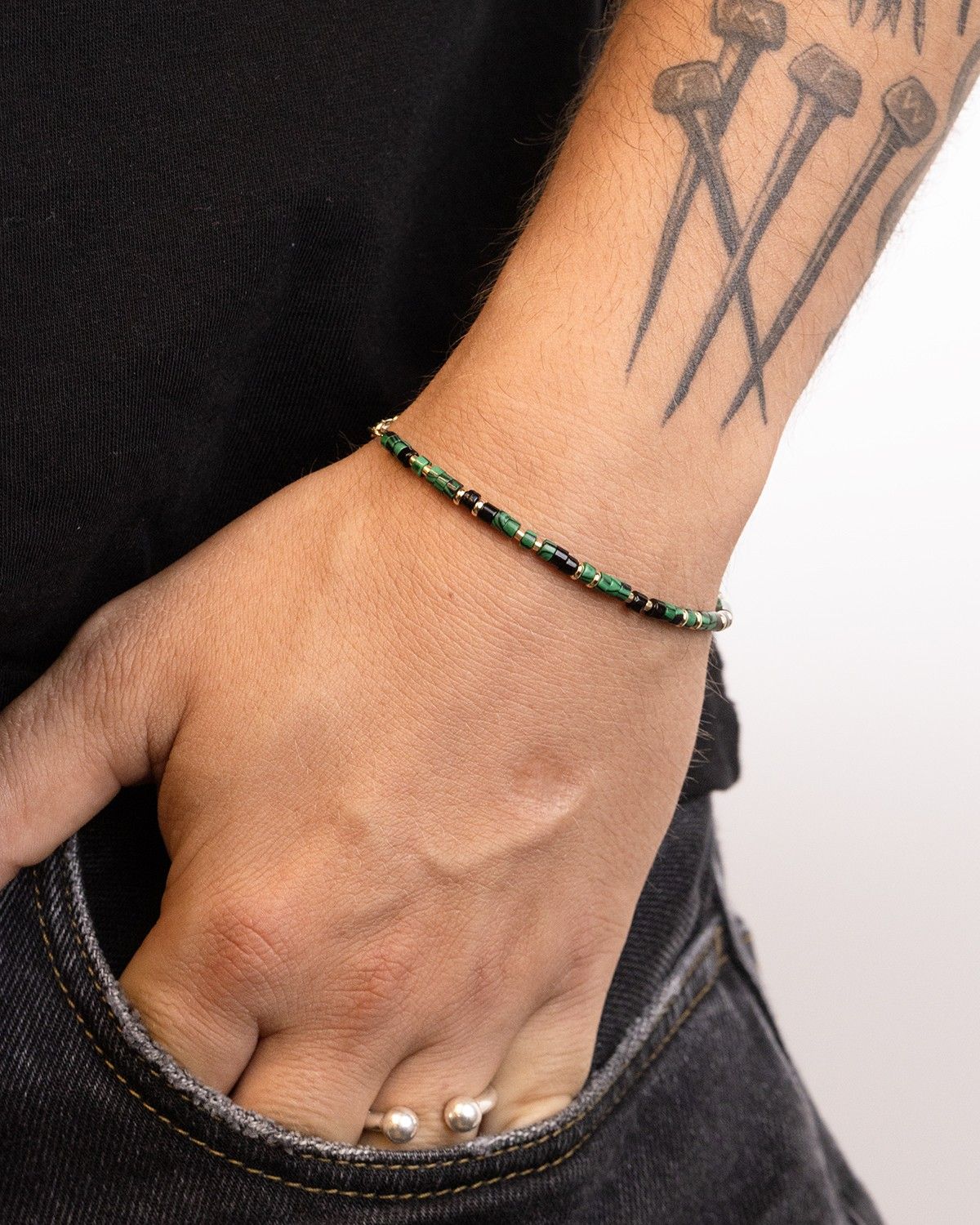 VERGOLDETES ARMBAND MIT GRÜNEN MINI-ZYLINDERN