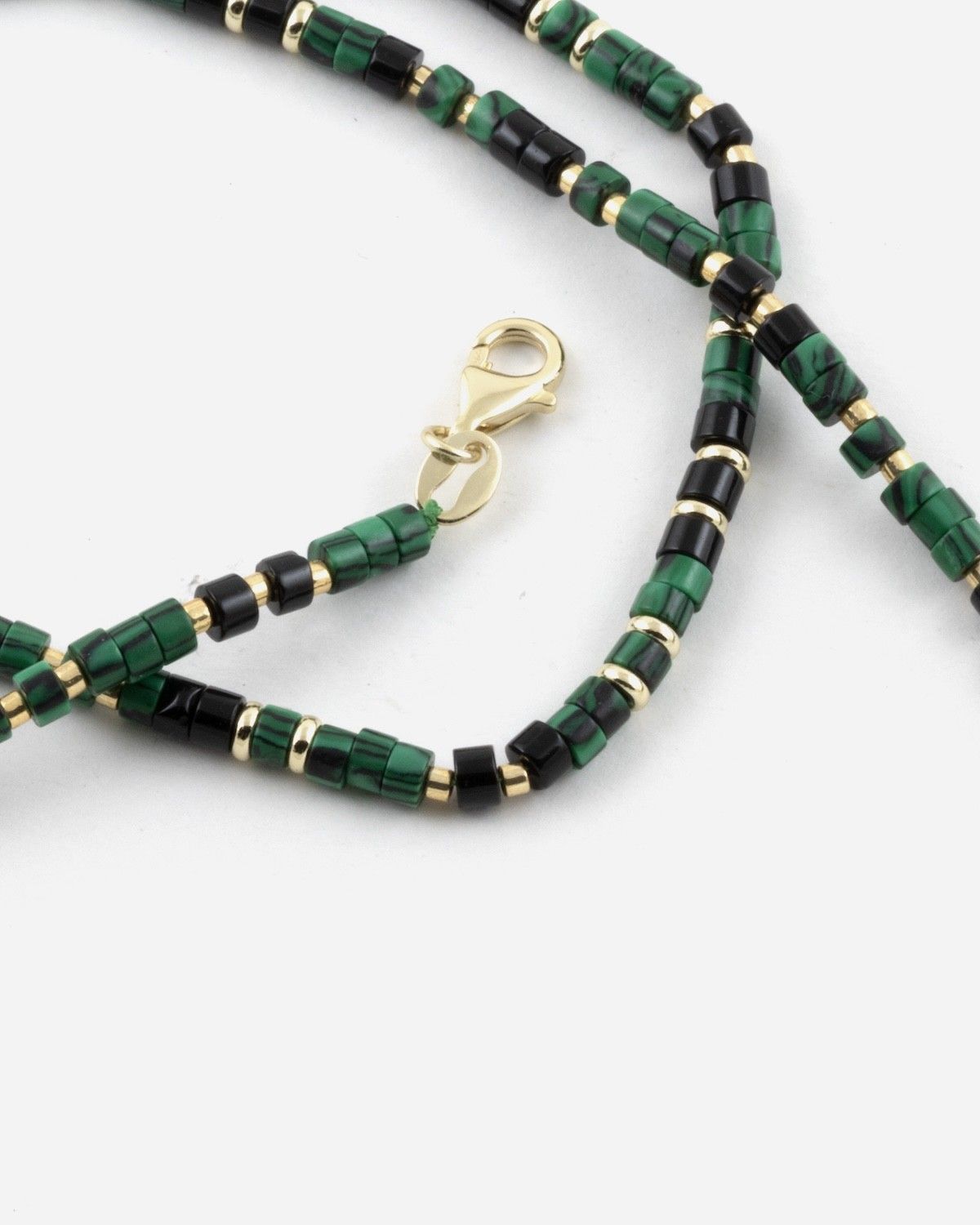 VERGOLDETES ARMBAND MIT GRÜNEN MINI-ZYLINDERN