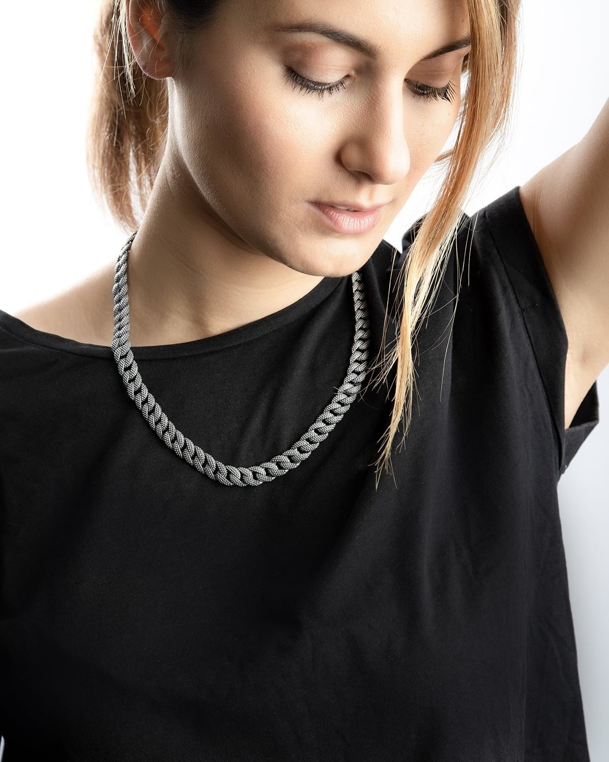 SMALL DOTTED CURB NECKLACE