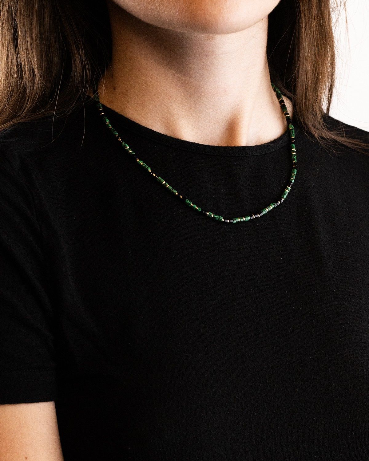 COLLIER MINI CYLINDRES VERTS PLAQUÉ OR