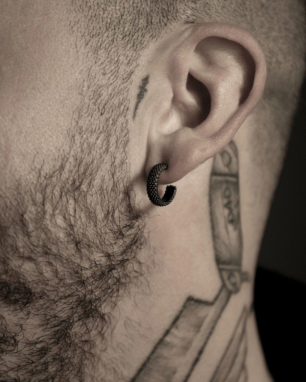 BOUCLE D’OREILLE UNIQUE CERCLE PETIT À PICOTS TOTAL BLACK