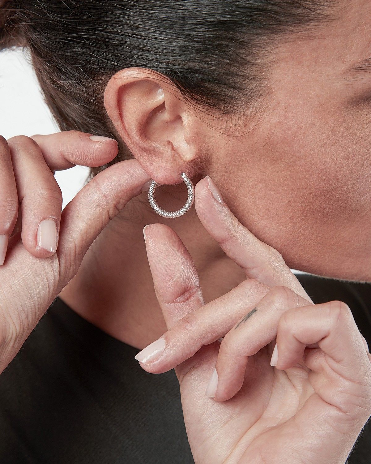 BOUCLE D’OREILLE UNIQUE DIAMOND HOOP MOYENNE / RHODIUM BRILLANT