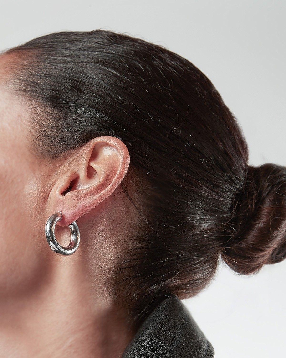BOUCLE D’OREILLE UNIQUE BOLD LOOP / RHODIUM BRILLANT