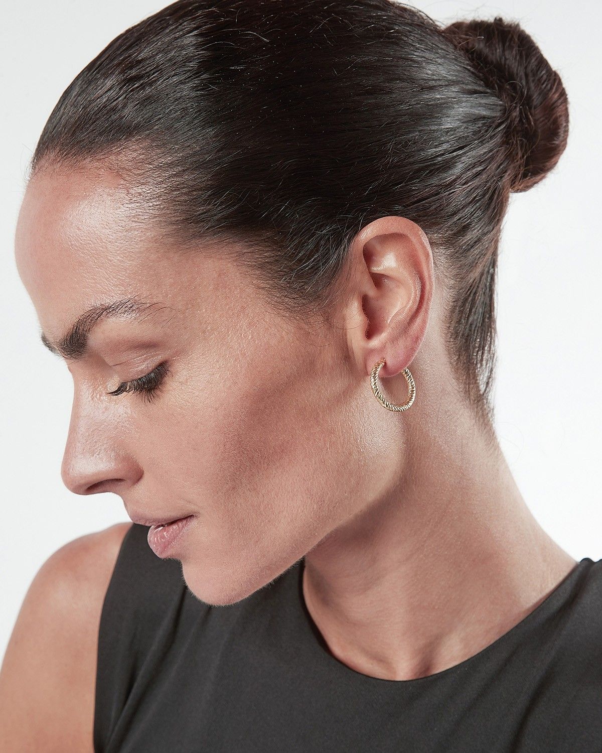 BOUCLE D’OREILLE UNIQUE DIAMOND HOOP MOYENNE / OR JAUNE BRILLANT