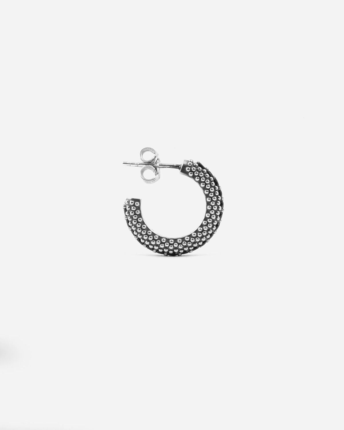 BLACK WIND DOTTED EARRING