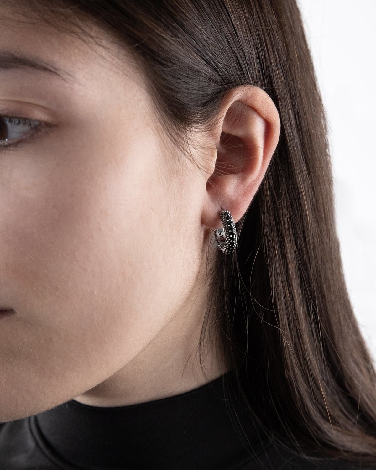BLACK WIND DOTTED EARRING