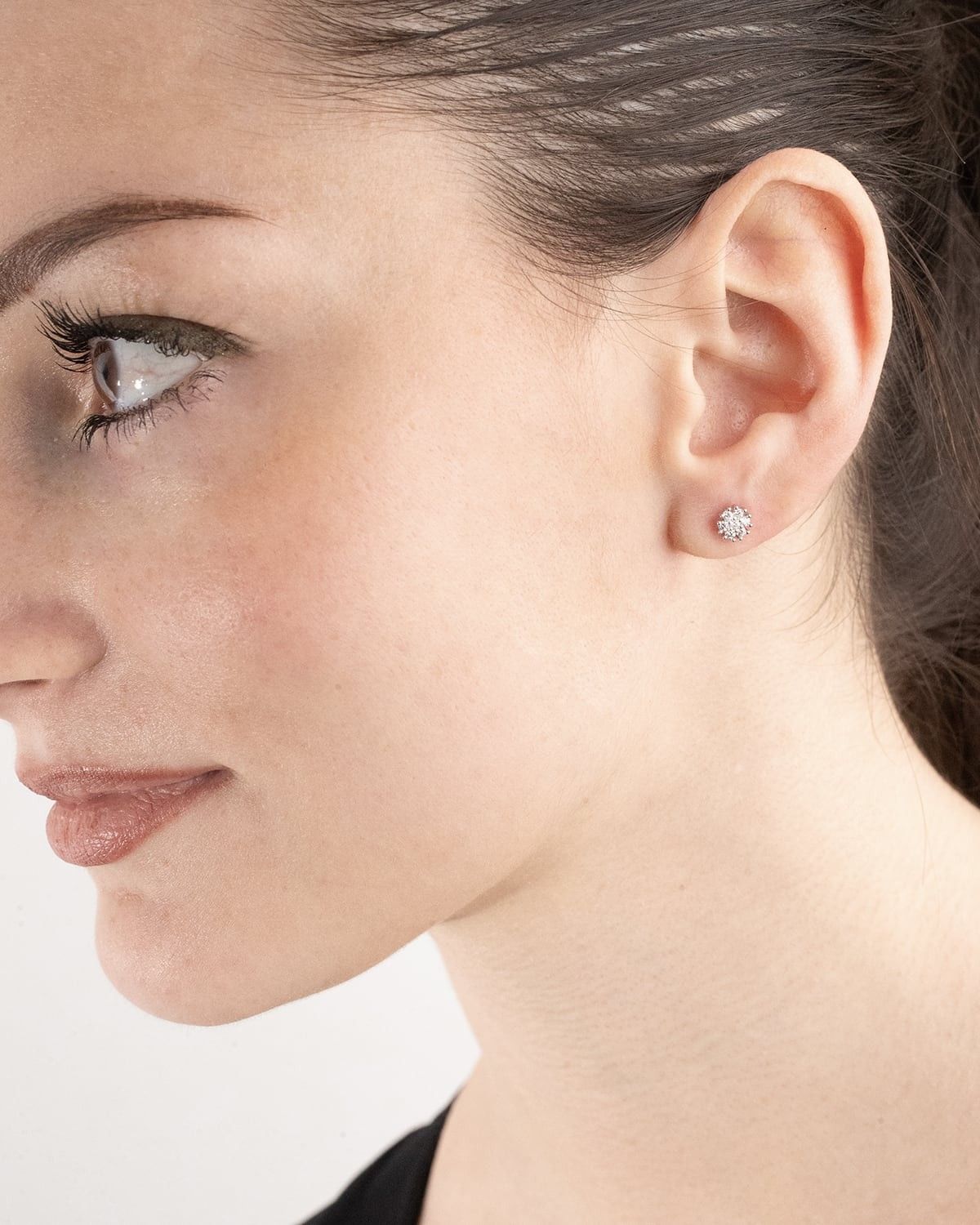 FLOWER PIERCING LOBE EARRING WITH BRILLIANTS