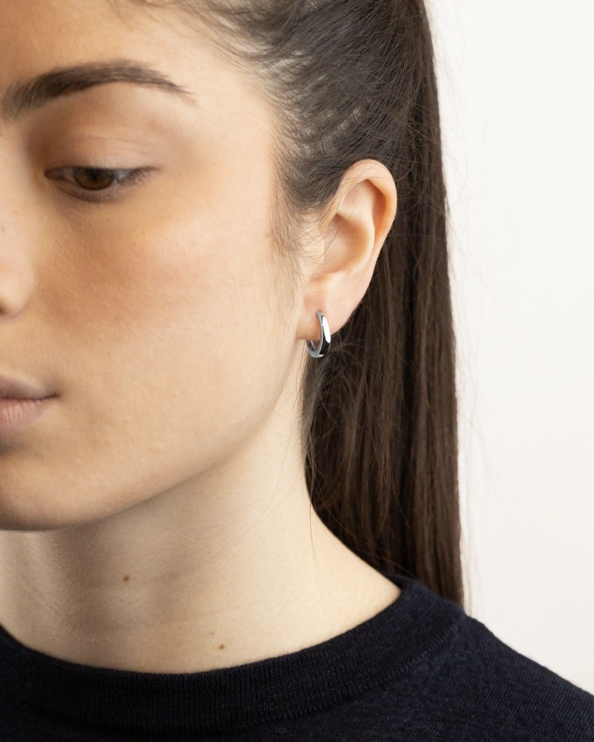ORECCHINO A CERCHIO DIAM 11 MM CON SCATTINO IN ARGENTO
