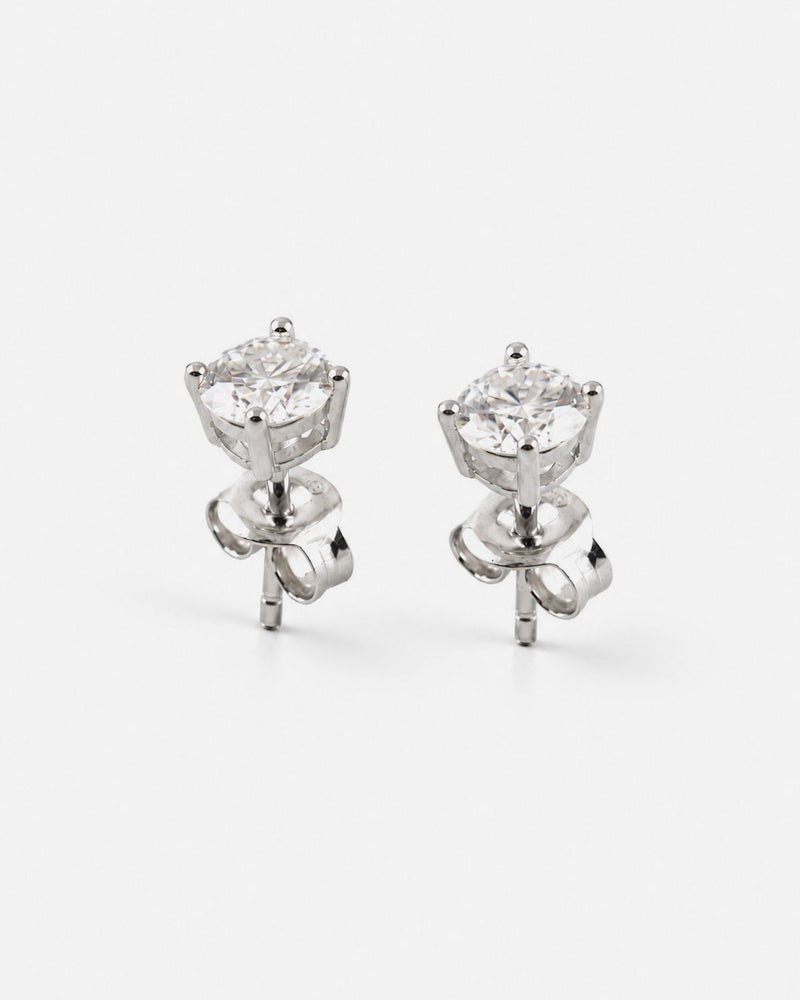 PAIRE DE BOUCLES D'OREILLES PUCES EN ARGENT AVEC MOISSANITE DE 0.5 CT