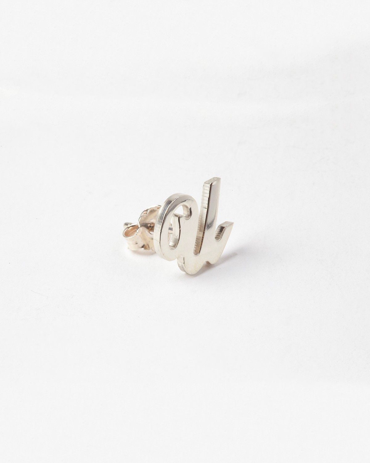 BOUCLE D’OREILLE UNIQUE LETTRE CURSIF PETIT