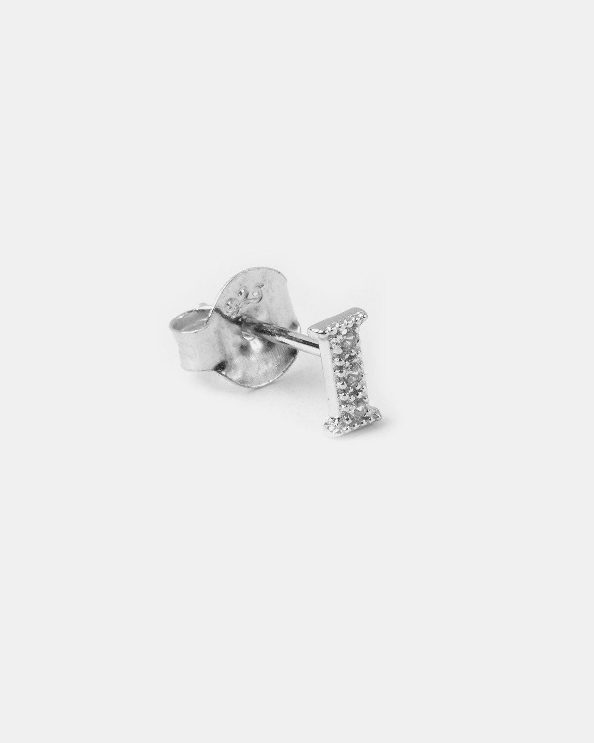 BOUCLE D’OREILLE UNIQUE LETTRE CAPITALES D'IMPRIMERIE AVEC ZIRCON CUBIQUE / RHODIUM BLANC