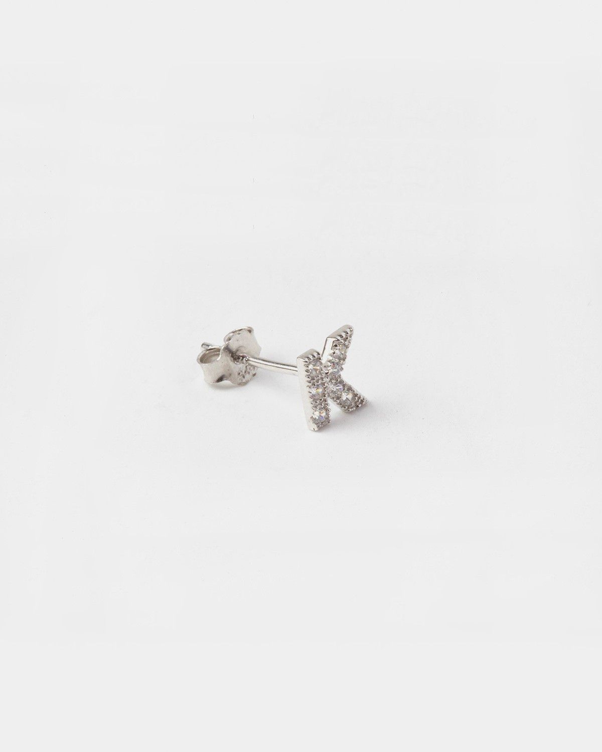 BOUCLE D’OREILLE UNIQUE LETTRE CAPITALES D'IMPRIMERIE AVEC ZIRCON CUBIQUE / RHODIUM BLANC