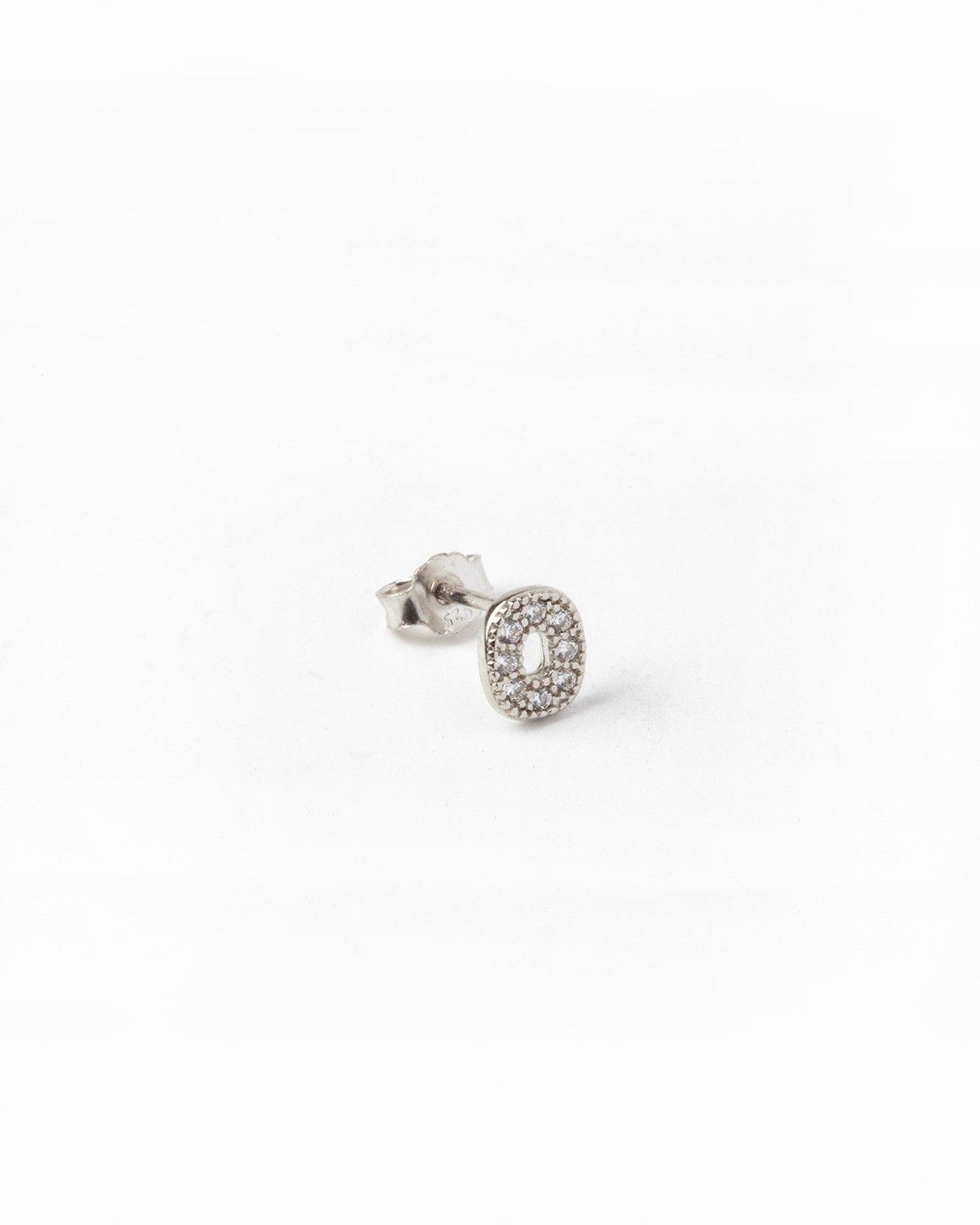BOUCLE D’OREILLE UNIQUE LETTRE CAPITALES D'IMPRIMERIE AVEC ZIRCON CUBIQUE / RHODIUM BLANC