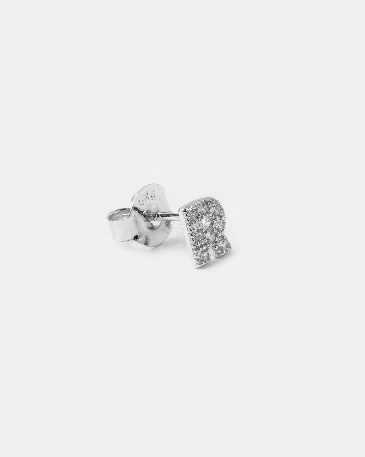 BOUCLE D’OREILLE UNIQUE LETTRE CAPITALES D'IMPRIMERIE AVEC ZIRCON CUBIQUE / RHODIUM BLANC