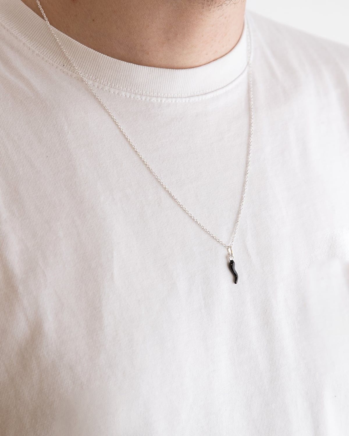 PENDENTIF CORNE PORTE-BONHEUR NOIR ÉMAIL