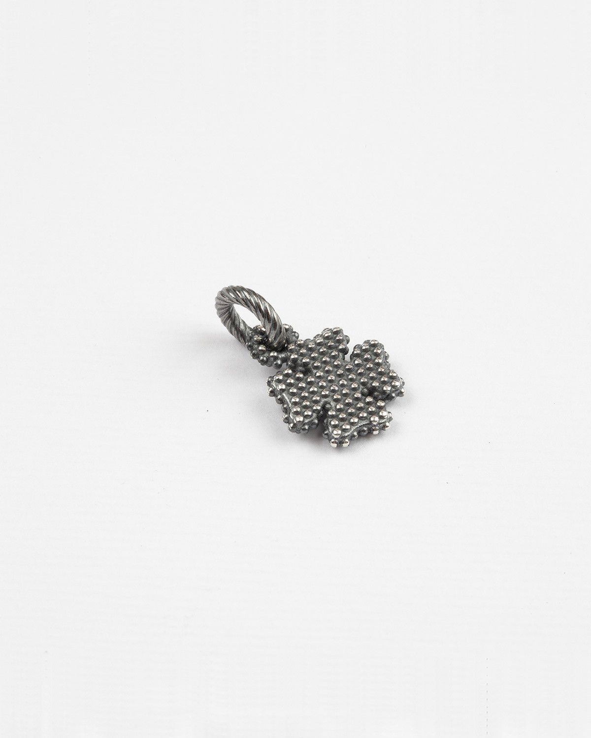 COLGANTE CHARM TRÉBOL DE CUATRO HOJAS PUNTEADO