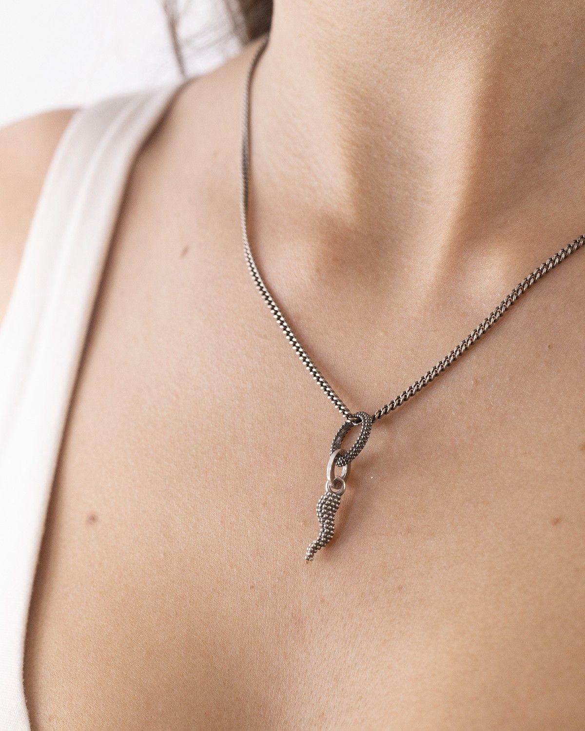 DOTTED HORSESHOE MINI CHARM PENDANT