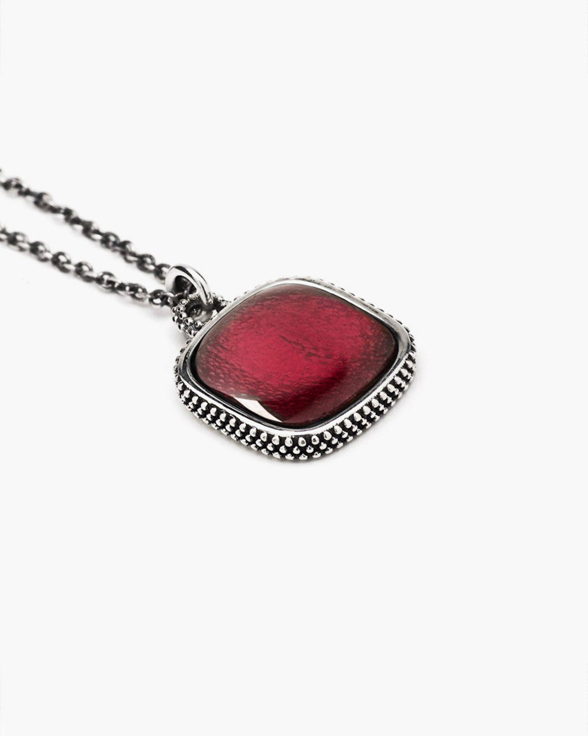 PENDENTIF CARRÉE À PICOTS AVEC PIERRE CORINDON