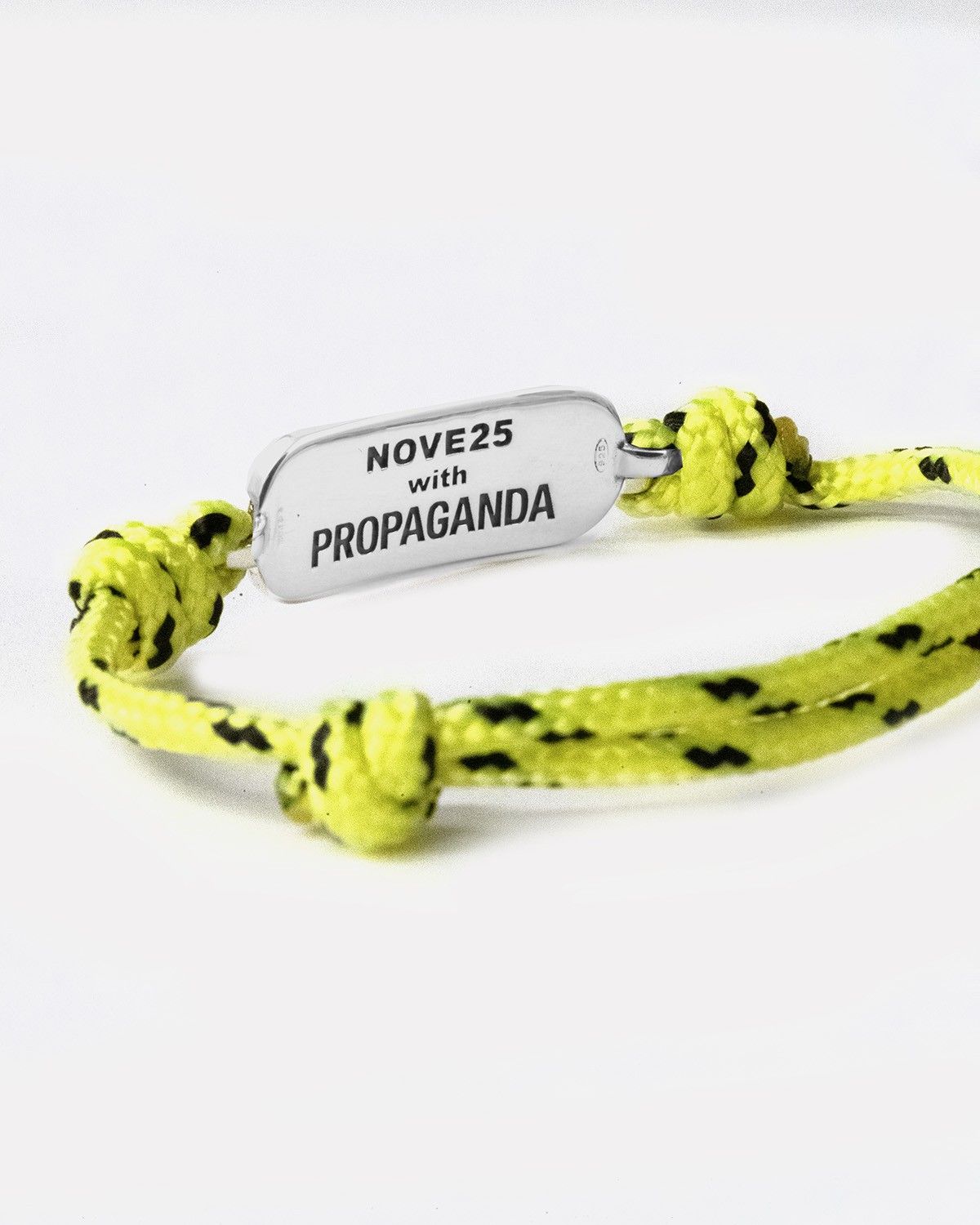 BRACCIALE IN CORDA GIALLA CON TARGA PROPAGANDA W/ NOVE25 IN ARGENTO