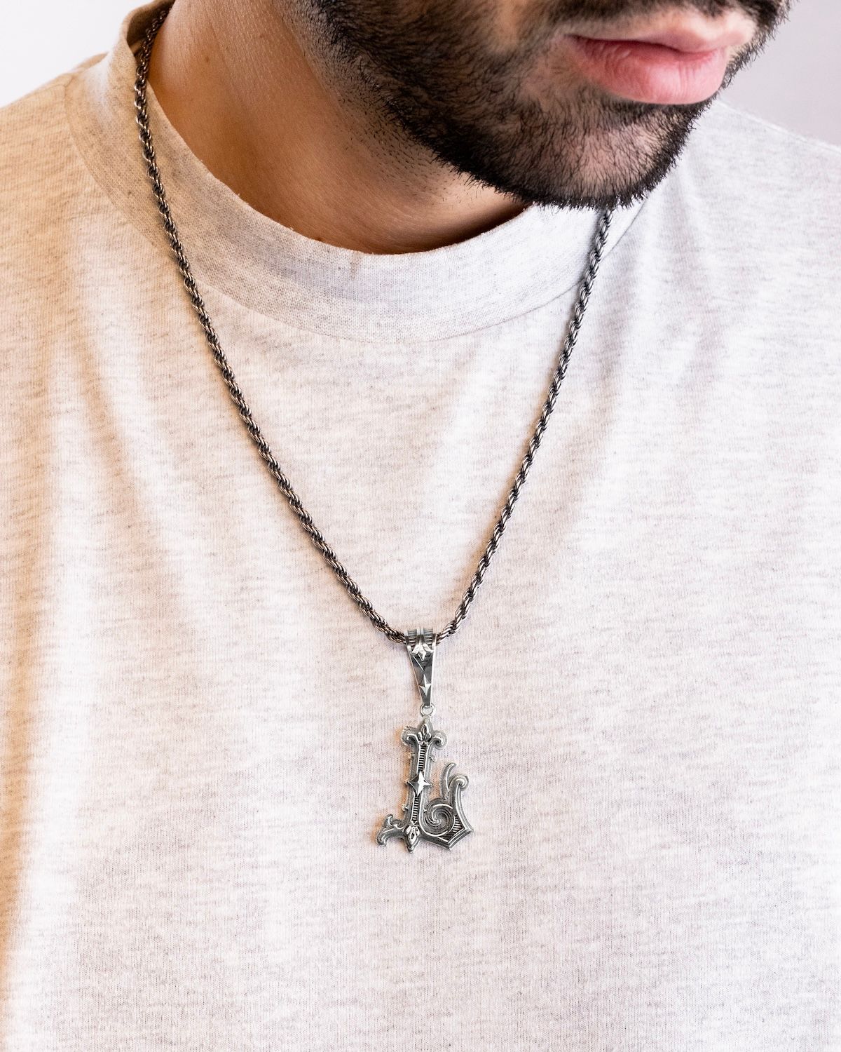 PENDENTIF LETTRE RAE PRIMO X NOVE25